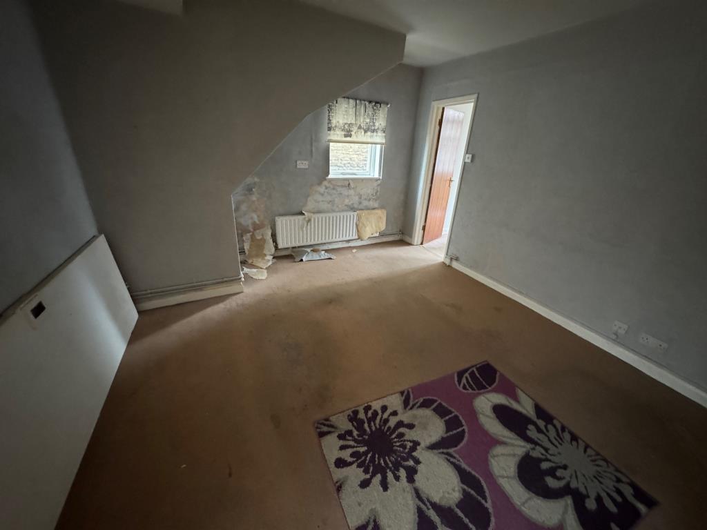 Lot: 116 - FREEHOLD TWO-BEDROOM GROUND FLOOR FLAT AND GROUND RENT - Living room